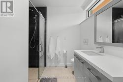 Main floor primary ensuite - 