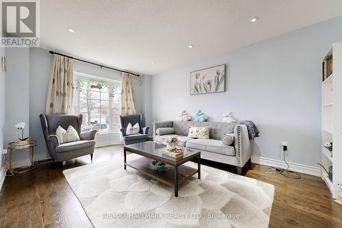 4.1 - 87 Autumn Way, Aurora, ON - Indoor Photo Showing Living Room