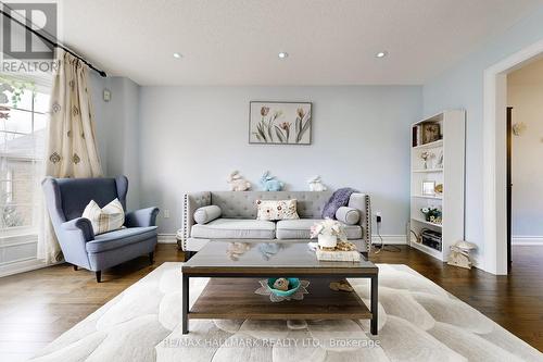 6 - 87 Autumn Way, Aurora, ON - Indoor Photo Showing Living Room