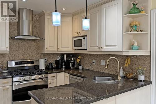 18 - 87 Autumn Way, Aurora, ON - Indoor Photo Showing Kitchen With Double Sink With Upgraded Kitchen