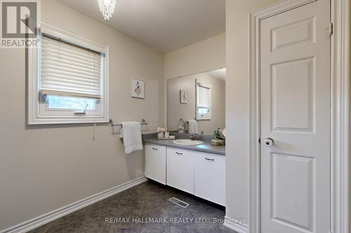 32 - 87 Autumn Way, Aurora, ON - Indoor Photo Showing Bathroom