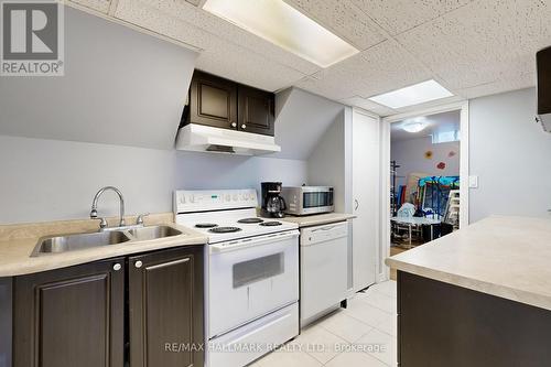 35 - 87 Autumn Way, Aurora, ON - Indoor Photo Showing Kitchen With Double Sink