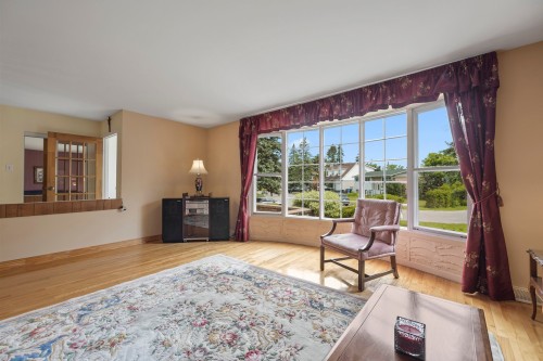 Salon - 28 Rue Kieffer, Dollard-Des-Ormeaux, QC 