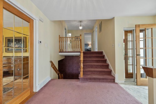 Escalier - 28 Rue Kieffer, Dollard-Des-Ormeaux, QC 