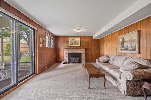 Salle familiale - 28 Rue Kieffer, Dollard-Des-Ormeaux, QC 