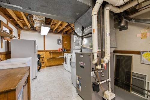 Salle de lavage - 28 Rue Kieffer, Dollard-Des-Ormeaux, QC 
