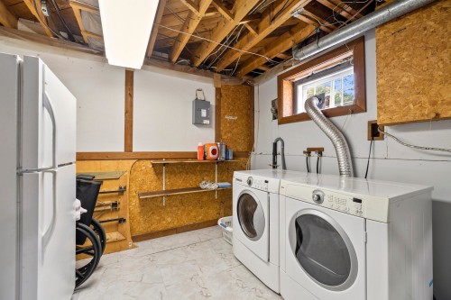Salle de lavage - 28 Rue Kieffer, Dollard-Des-Ormeaux, QC 