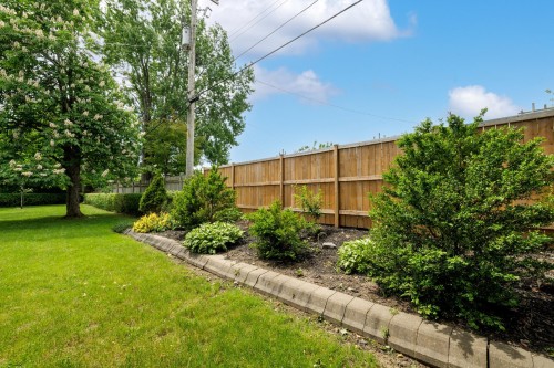 Cour - 28 Rue Kieffer, Dollard-Des-Ormeaux, QC 