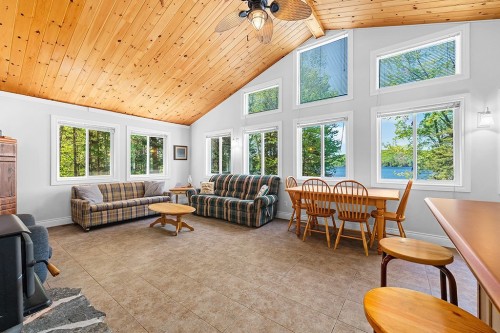 Salon - 134 Ch. Leslie, Otter Lake, QC - Indoor