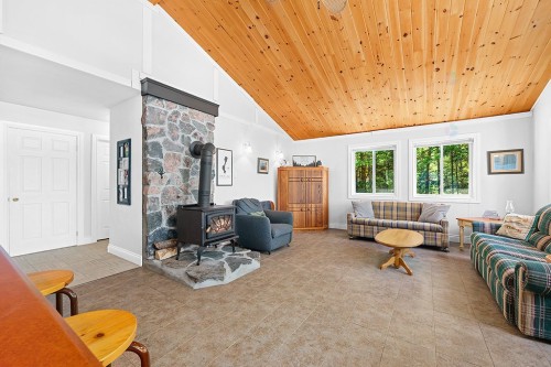 Salon - 134 Ch. Leslie, Otter Lake, QC - Indoor Photo Showing Other Room