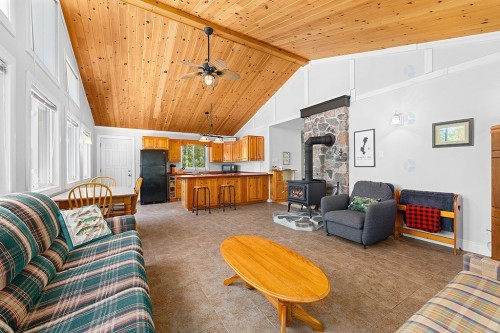 Salon - 134 Ch. Leslie, Otter Lake, QC - Indoor Photo Showing Living Room