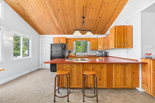 Cuisine - 134 Ch. Leslie, Otter Lake, QC - Indoor Photo Showing Kitchen