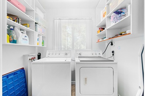 Salle de lavage - 134 Ch. Leslie, Otter Lake, QC - Indoor Photo Showing Laundry Room