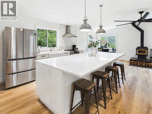 3718 Krestova Road, Krestova, BC - Indoor Photo Showing Kitchen With Upgraded Kitchen