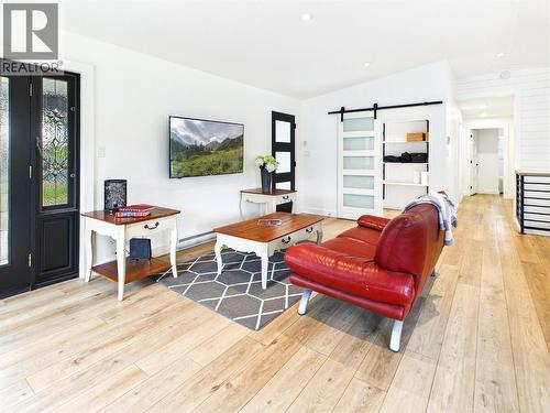 3718 Krestova Road, Krestova, BC - Indoor Photo Showing Living Room