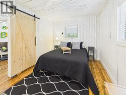 Cottage bedroom - 