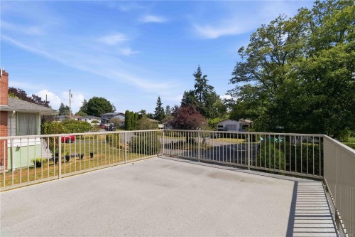 564 Oconnell Pl, Saanich, BC 