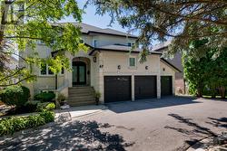 67 STOCKDALE CRESCENT Richmond Hill, ON L4C 3T1