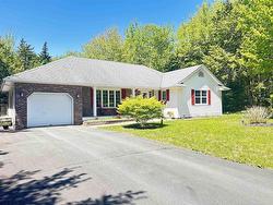 6 Ainsley Court Fall River, NS B2T 1E7