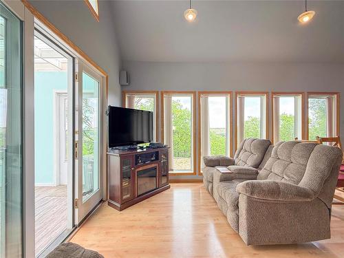 98041 40 N Road, Wawanesa, MB 
