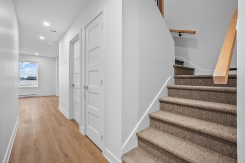 Escalier - 6-836 Rue Principale, Saint-Amable, QC 