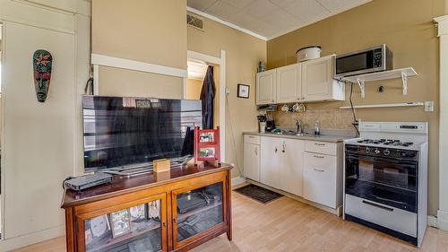 3008 26 Street, Vernon, BC - Indoor Photo Showing Kitchen