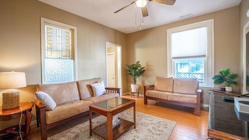 3008 26 Street, Vernon, BC - Indoor Photo Showing Living Room