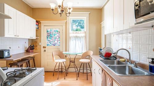 3008 26 Street, Vernon, BC - Indoor Photo Showing Kitchen With Double Sink