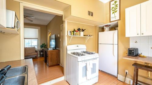 3008 26 Street, Vernon, BC - Indoor Photo Showing Kitchen With Double Sink