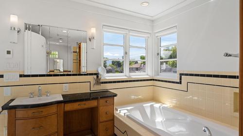 1858 Abbott Street, Kelowna, BC 