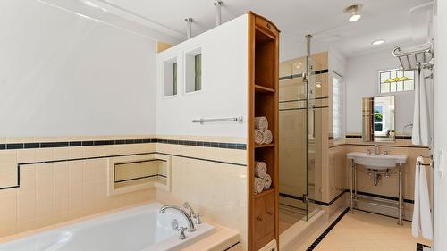 1858 Abbott Street, Kelowna, BC 