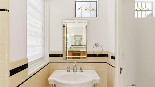 1858 Abbott Street, Kelowna, BC 