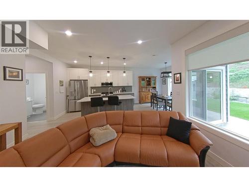 2744 Cedar Ridge Street, Lumby, BC - Indoor Photo Showing Living Room