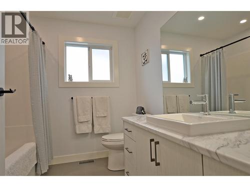 2744 Cedar Ridge Street, Lumby, BC - Indoor Photo Showing Bathroom