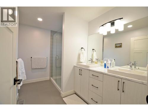 2744 Cedar Ridge Street, Lumby, BC - Indoor Photo Showing Bathroom