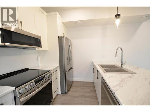 2744 Cedar Ridge Street, Lumby, BC - Indoor Photo Showing Kitchen With Double Sink With Upgraded Kitchen