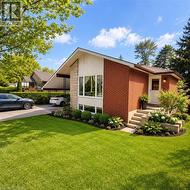 82 BLACKWOOD Crescent  Hamilton, ON L8S 3H5