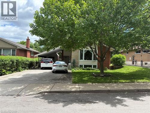 Brick exterior with stone accents and a curved bay window - 82 Blackwood Crescent, Hamilton, ON 