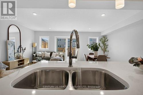 25 Kiln Lane E, St. Thomas, ON - Indoor Photo Showing Kitchen With Double Sink