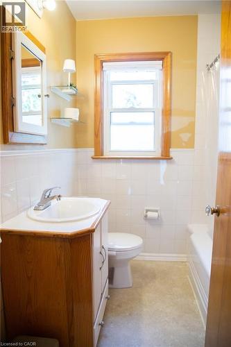 42 Hawthorne Avenue, Simcoe, ON - Indoor Photo Showing Bathroom