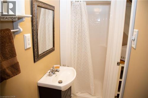 42 Hawthorne Avenue, Simcoe, ON - Indoor Photo Showing Bathroom