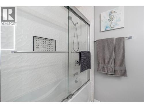 4-piece bath - main level - 6763 Meadows Drive, Oliver, BC - Indoor Photo Showing Bathroom
