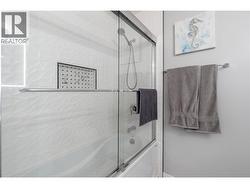4-piece bath - main level - 