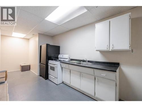 Basement kitchen with fridge & stove - 6763 Meadows Drive, Oliver, BC - Indoor
