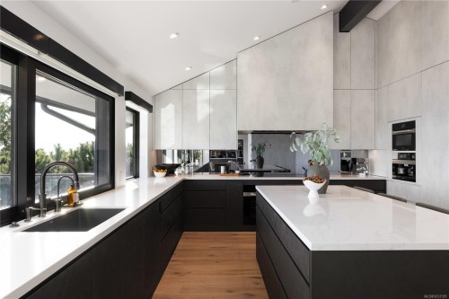 121 Denison Rd, Oak Bay, BC 