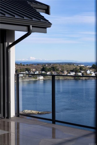 121 Denison Rd, Oak Bay, BC 