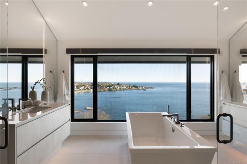 121 Denison Rd, Oak Bay, BC 