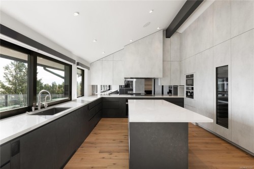121 Denison Rd, Oak Bay, BC 