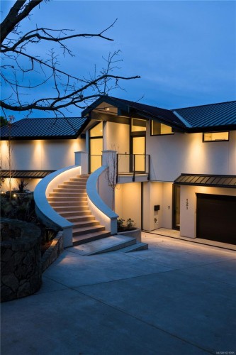 121 Denison Rd, Oak Bay, BC 