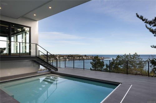 121 Denison Rd, Oak Bay, BC 
